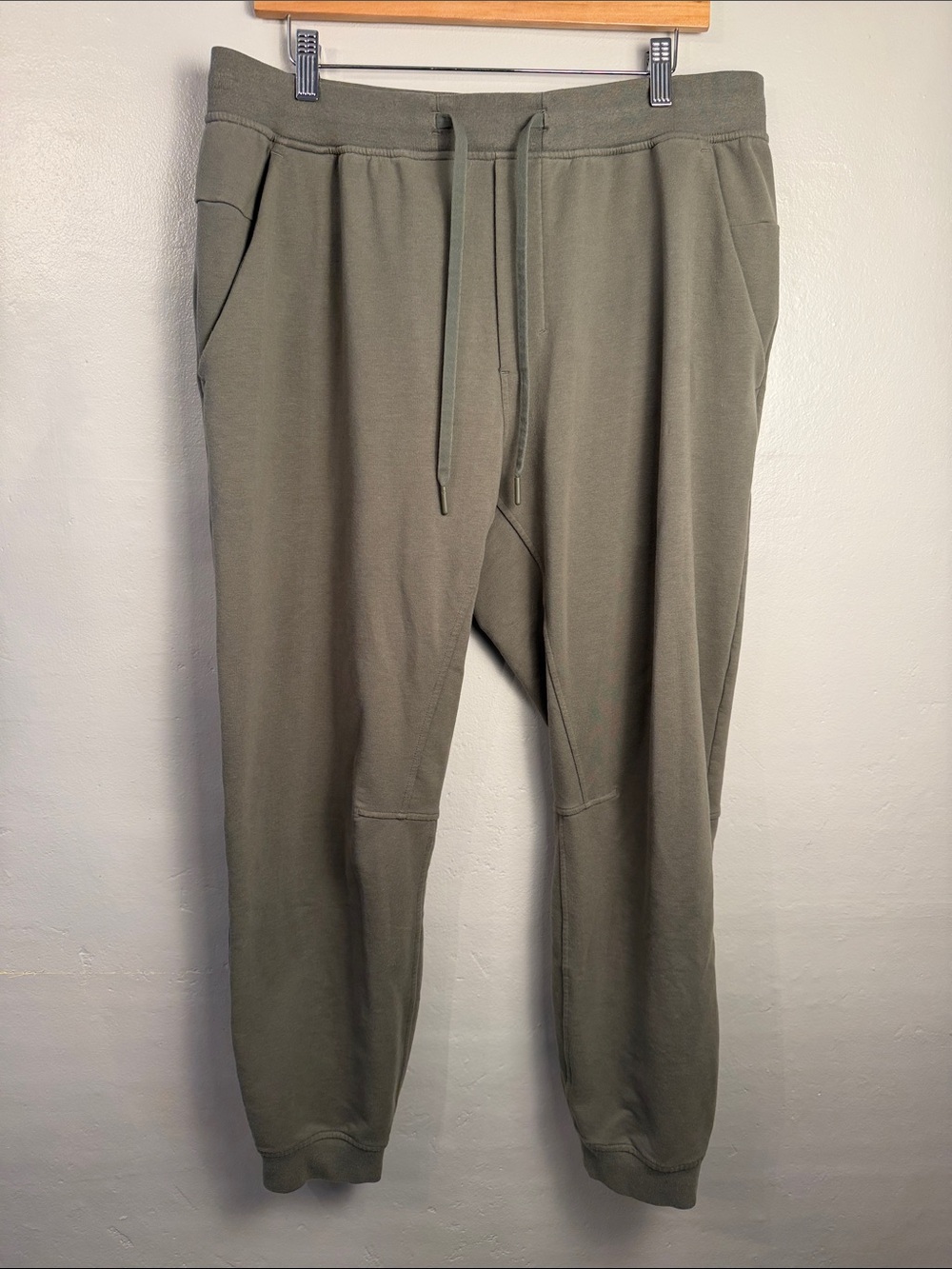 lululemon athletica Men's Olive Jogger Sweatpants size xlarge